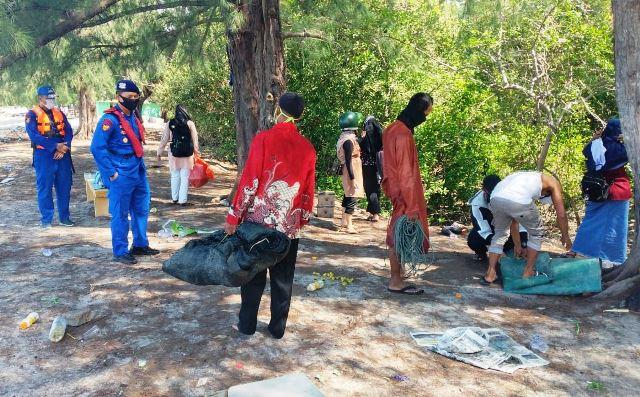 Petugas Patroli di Pantai Karimun saat Libur Lebaran, Warga Piknik Disuruh Pulang