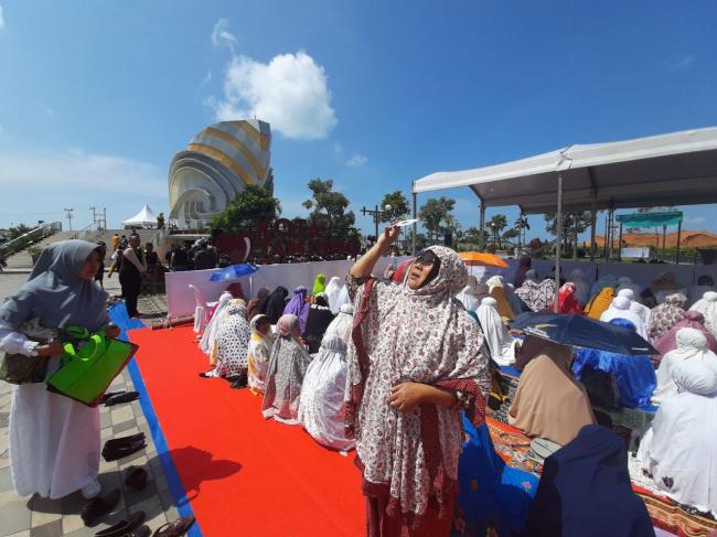 Warga Tanjungpinang Padati Laman Boenda Lihat Gerhana Matahari