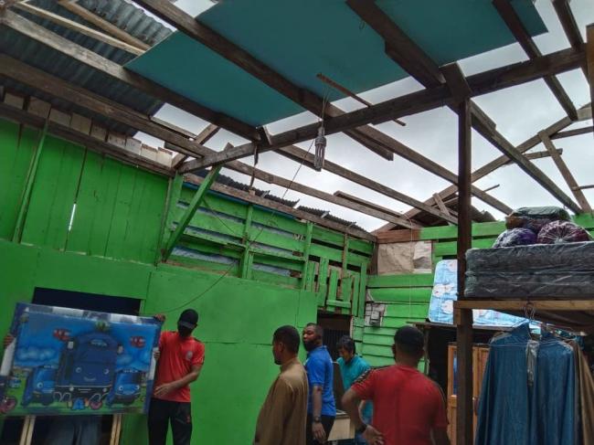 Puting Beliung Rusak Belasan Rumah dan Tumbangkan Pohon di Natuna