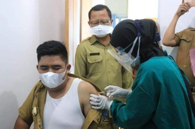 Wabup Bintan Roby Jalani Suntik Vaksin Dosis Perdana