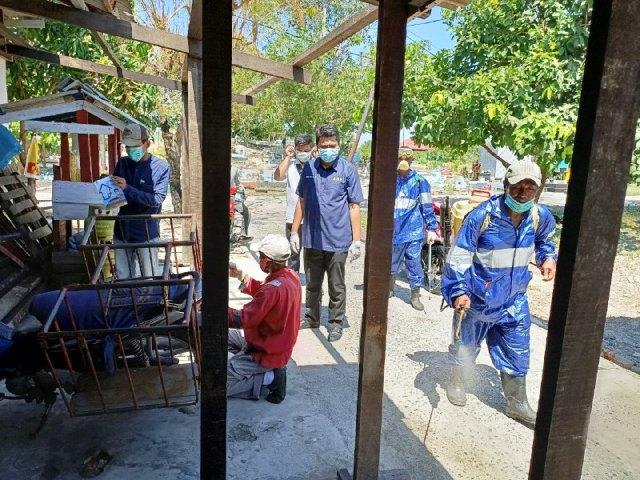 Giliran Rumah Warga Belakangpadang Disemprot Disinfektan