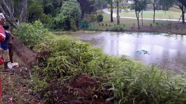 Taksi Berpenumpang Terjun dan Tenggelam di Kolam Lapangan Golf Southlink Sei Ladi