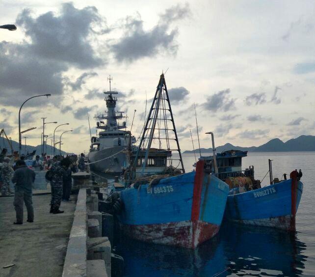 KRI Tangkap Kapal Ikan Vietnam di Perairan Natuna