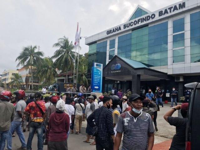 Hundreds of Scavengers Rail in Front of Batam Sucofindo Office