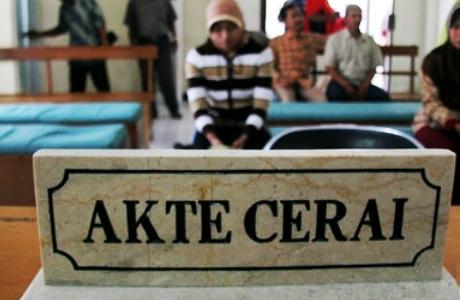 Tak Terima Keperawanan Hilang, Istri Gugat Suami Rp 5 Miliar