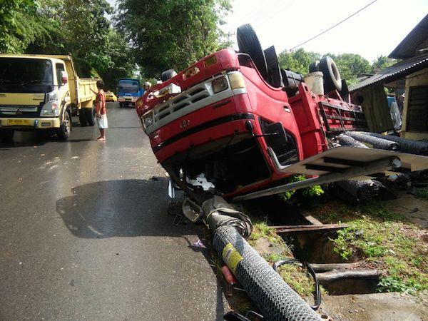 Usai Tabrak 2 Unit Rumah, Lori Bermuatan Terguling