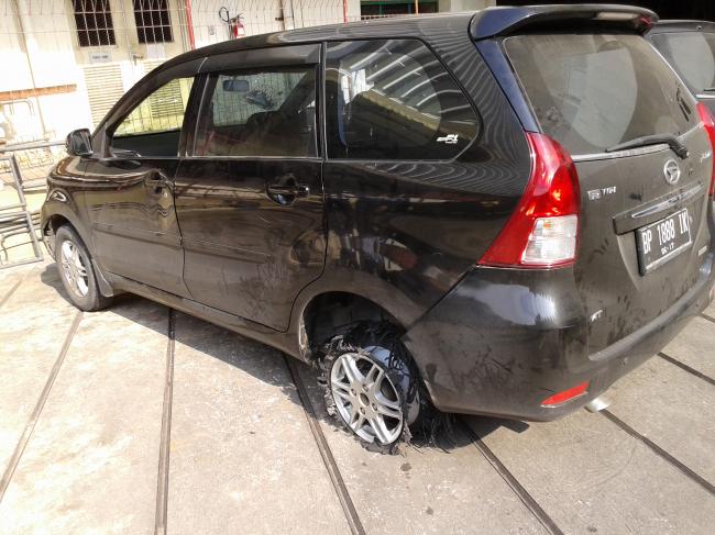 Duh, Pelaku Tabrak Lari Ini Kabur dengan Mobil Tanpa Ban 