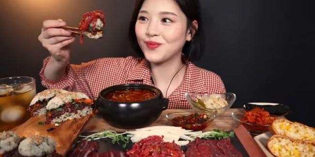 China Usulkan RUU Larang Video Mukbang, Dinilai Pemborosan Makanan