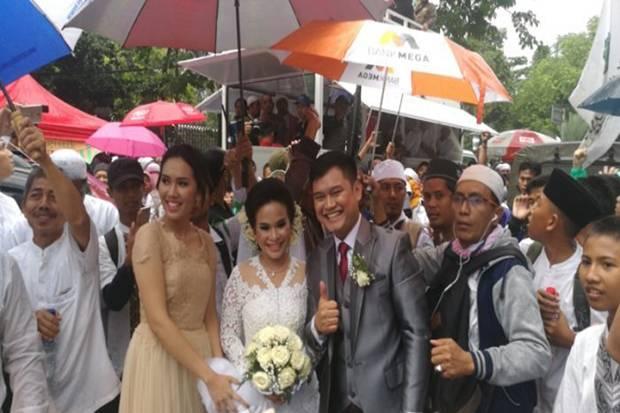  Pengantin Terharu, Dikawal Peserta Aksi 112 Nikah ke Gereja Katedral