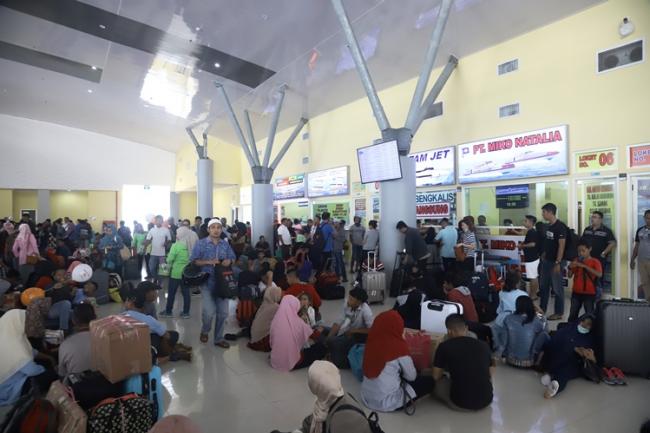 Foto: Ramainya Pemudik Hingga Melantai di Pelabuhan Sekupang