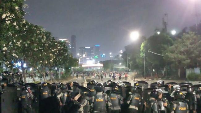 Makin Malam Makin Meluas, Massa Ricuh Lempari Polisi di Dekat JCC