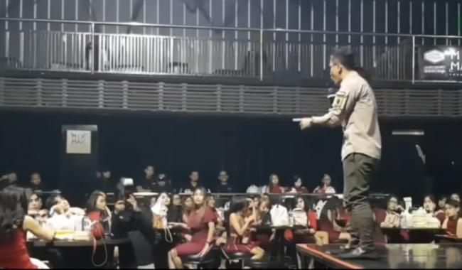 Video: Pengunjung Diskotek Salawatan dan Takbiran Bareng Diceramahi Ustaz Ini