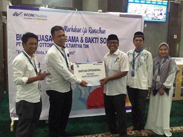 WOM Finance Ajak 50 Anak Yatim Buka Puasa Bersama di Masjid Baloi Permai