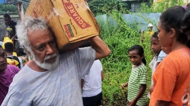 Viral, Foto Eks Presiden Timor Leste Panggul Bantuan untuk Korban Banjir