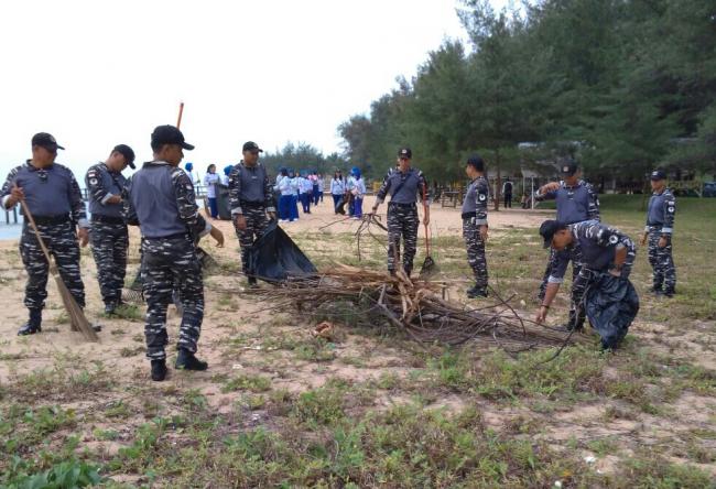 Lanal Dabo dan Jalasenastri Bersihkan Pantai Sergang