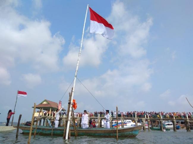 Warga Tanjungpinang Gelar Upacara dan Pengibaran Bendera di Tengah Laut