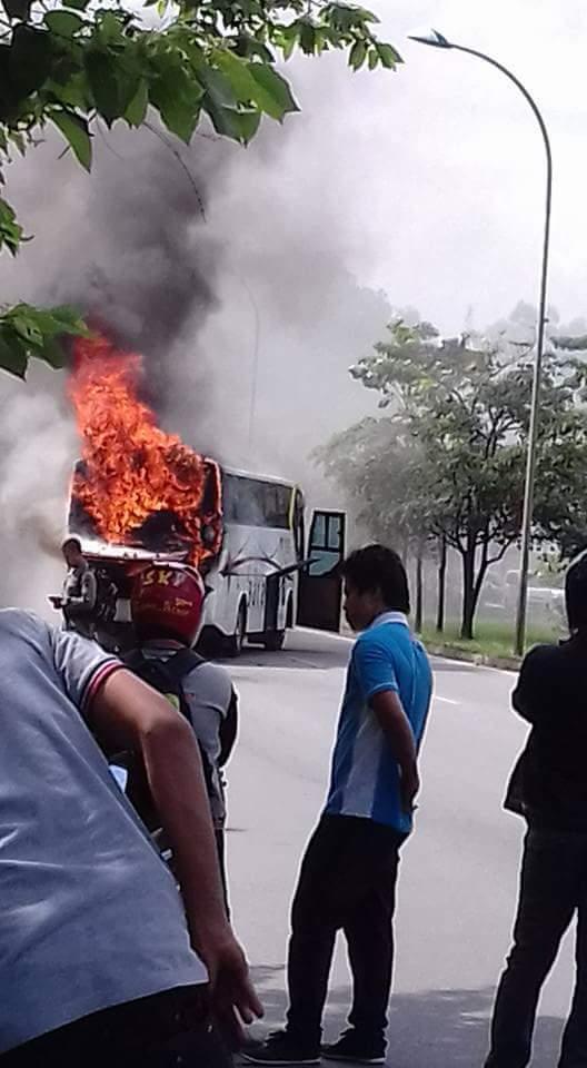 Bus Wisata Berpenumpang Puluhan Terbakar di Batam Centre