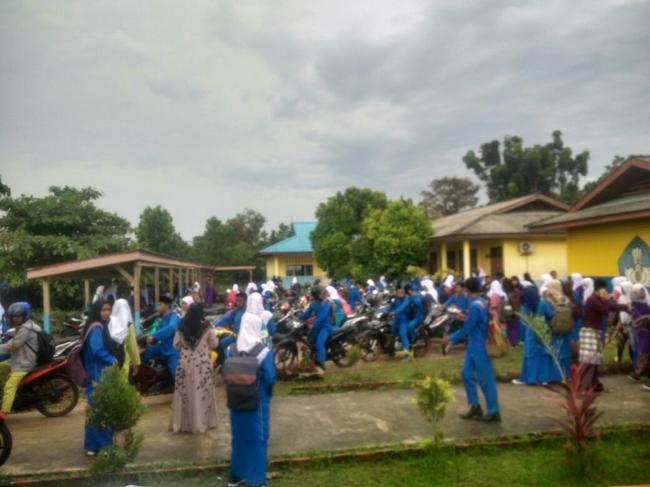 Belasan Siswi SMA 1 Lingga Menjerit Kesurupan Massal