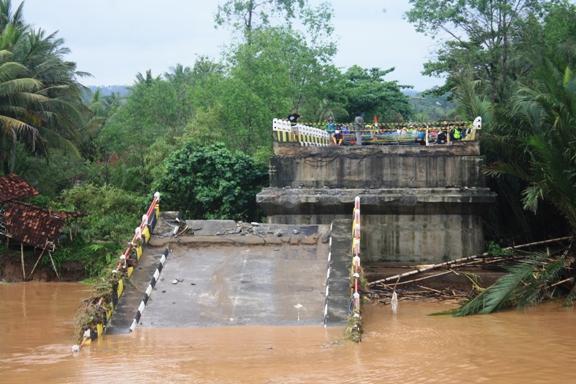 BNPB Imbau Masyarakat Waspadai Banjir dan Longsor