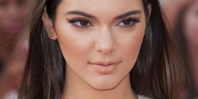 Wow, Kendal Jenner Ketahuan Turun dari Mobil Tak Pakai Celana