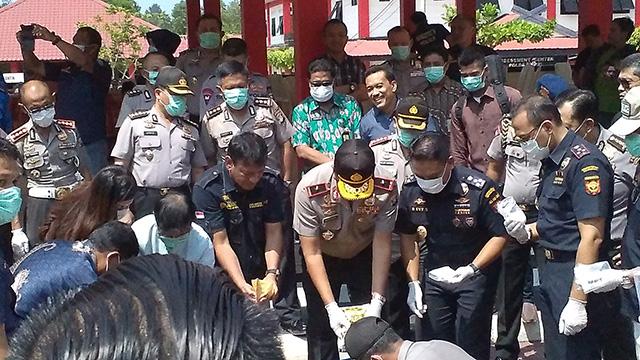 Polda Kepri Musnahkan Ribuan Ekstasi dan Sabu di Depan 13 Tersangka