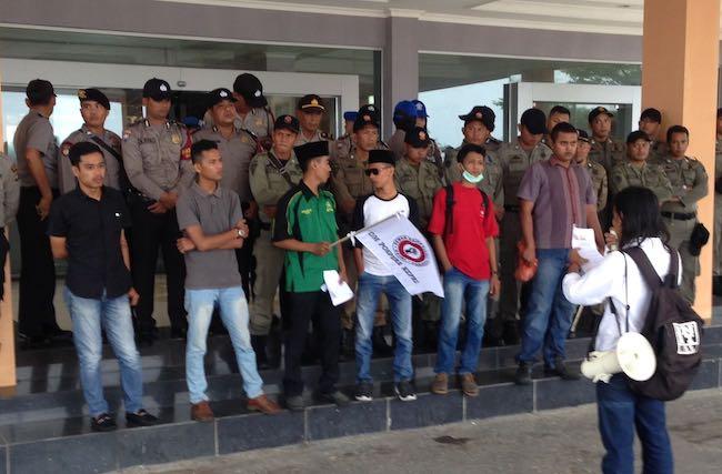Mahasiswa Demo Pertanyakan Pembangunan GCC dan Penyewaan Bus Sekolah Rp 19,9 Miliar