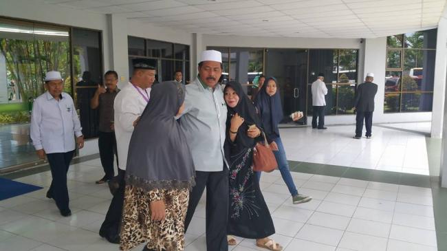 Suasana Haru Kedatangan Jemaah Haji Kloter Pertama di Kepri