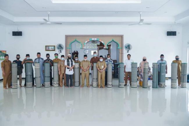 Pemkab Serahkan 100 Gulung Sajadah untuk 18 Masjid dan Surau di Lingga