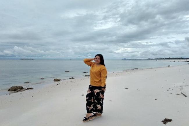 Eksotisnya Pantai Lengkok, Tersembunyi Disamping Tambang Pasir