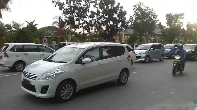 Duh, Meski Dilarang, Bahu Jalan Depan Kantor Wali Kota Jadi Lokasi Parkir