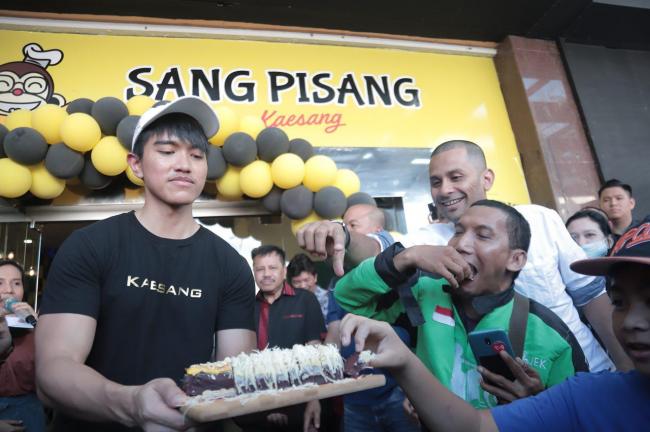Warga Berebut Kue "Sang Pisang" yang Dibagikan Kaesang