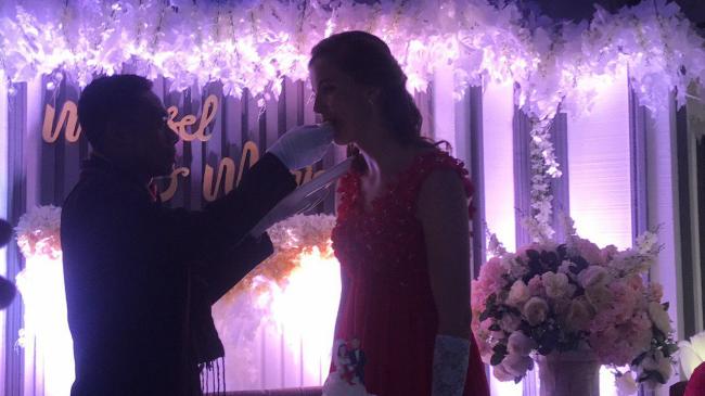 Pengantin Viral Beda Negara: Mesranya Mance Suapi Kue Tart ke Istri Bulenya
