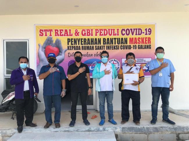 STT Real Batam Bantu 3 Ribu Masker Medis Ke Rumah Sakit Galang
