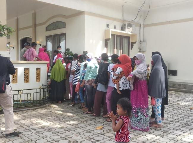 Ekonomi Sulit, Tiap Pagi Emak-emak Antre di Rumah Bupati Karimun Nunggu Bantuan