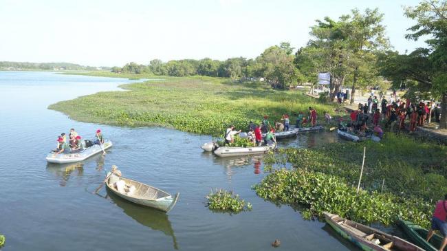 Lanal Karimun Kerahkan Perahu Karet Bersihkan Enceng Gondok di Taman Hijau
