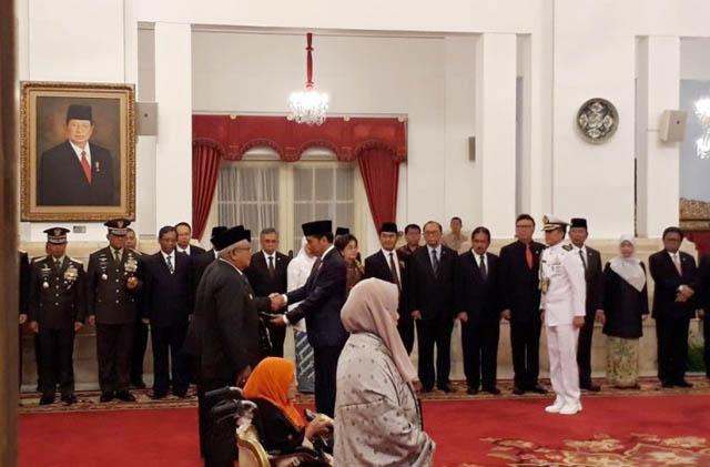 Sah, Presiden Jokowi Anugerahi Sultan Mahmud Riayat Syah III Pahlawan Nasional  