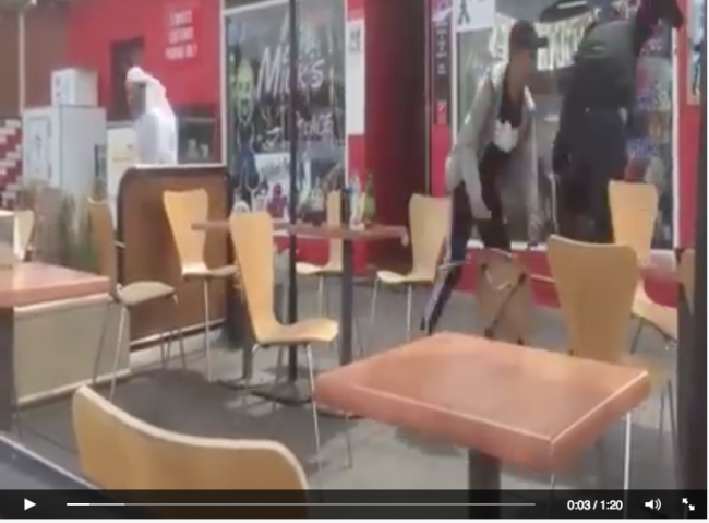 [VIDEO] Aksi Pria Arab Lempar Tas Bikin Sejumlah Pria Bule Lari Terbirit-birit