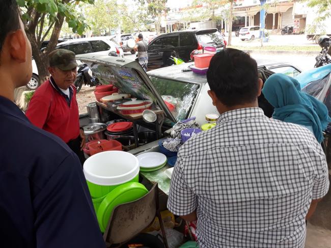 Mantan Sopir Taksi Ini Sulap Bagasi Mobil Jadi Kedai Nasi Padang