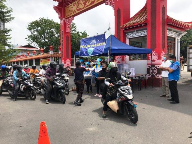 Apindo Bagi Nasi Bungkus di Depan Vihara Budhi Bakti