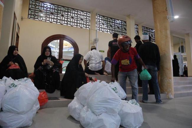 Masjid Bukit Indah Sukajadi Bagikan Paket Sembako Gratis Senilai Rp 80 Juta