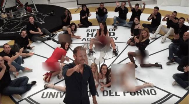 Bintang Panas Buka Universitas Porno Pertama di Dunia