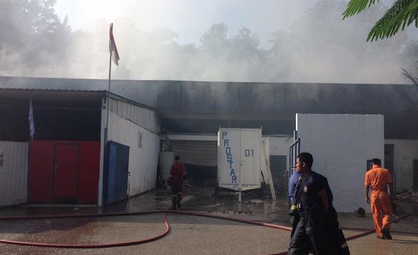 Tiga Gudang Cat di Batu Ampar Terbakar, Api Tak Kunjung Padam