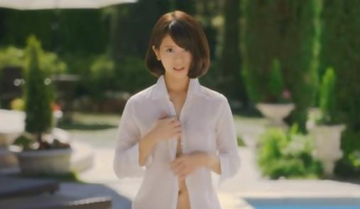 [VIDEO] Iklan Wanita Cantik Buka Baju Dimaki-maki Pria, Kenapa Ya?