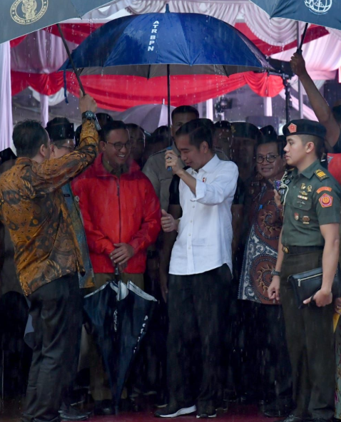 Viral Foto Jokowi Seolah Payungi Anies Saat Hujan Deras