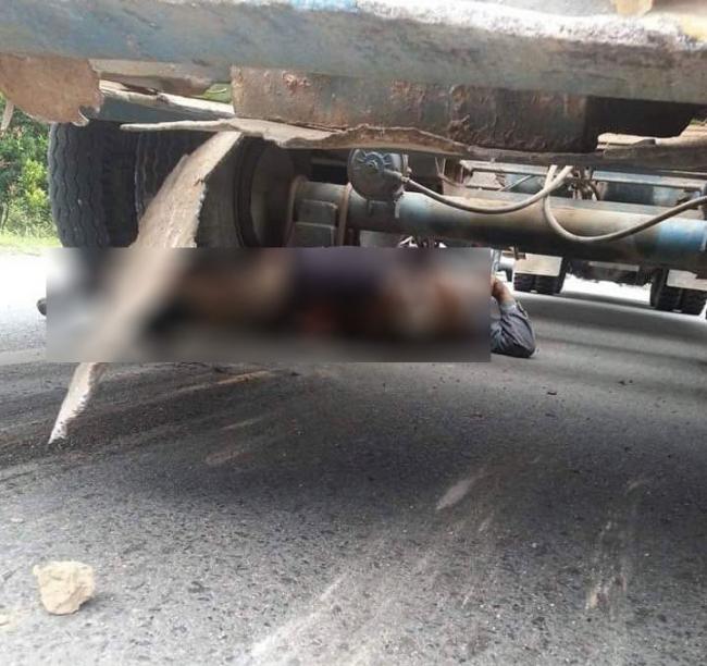 Trailer vs Sepeda Motor di Bundaran Punggur, 1 Orang Tewas