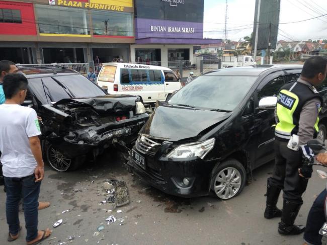 Istri Pejabat Kejati Kepri Salah Injak Rem Nissan X-Trail, Tiga Orang Dilarikan ke Rumah Sakit