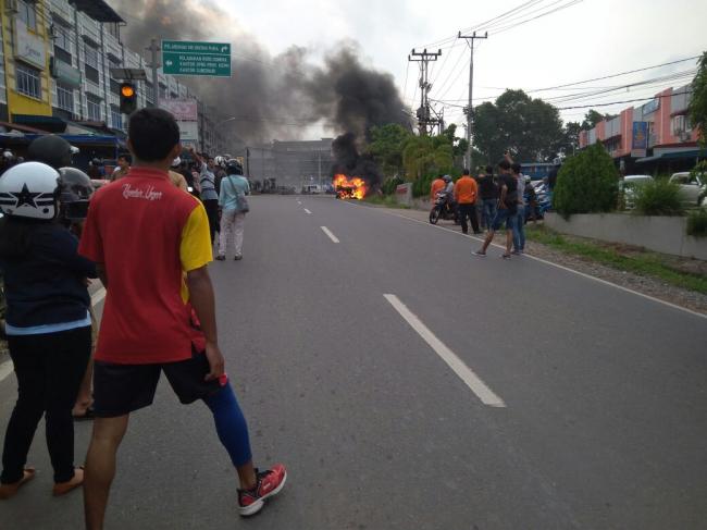 Mobil Avanza yang Dikemudikan Wanita Terbakar di Tanjungpinang