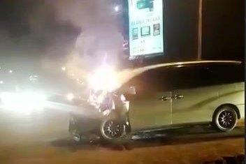 Tabrak Minibus, Toyota Estima Terbakar di Simpang Kepril Mall