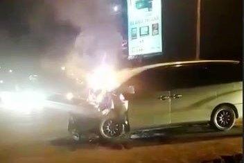 Tabrak Minibus, Toyota Estima Terbakar di Simpang Kepril Mall