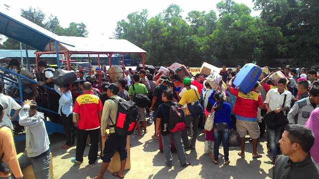 Ribuan Orang Berebut Naik Kapal Kelud ke Medan